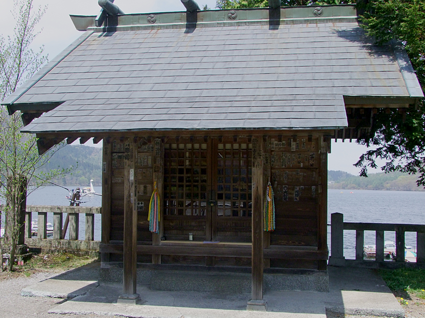 境内に姫と侍女の慰霊碑を持つ御沼龗神社