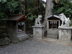 前鳥神社本殿脇の小祠・立派な狛犬付き