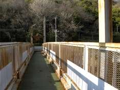 東海道線を渡る参道