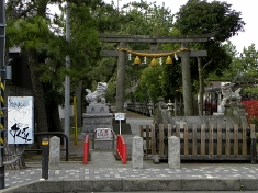 ここには鶴嶺八幡神社がある