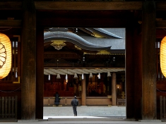 相模国一宮寒川神社へ　オジさんが「くいっ」っとなっているのは「でかいな…」のポーズ（多分）