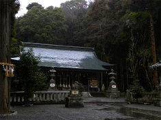 雨中の神社というのも趣が良いですな（撮影的には大変だが）