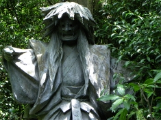 神池脇の銅像