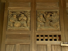 拝殿扉の木彫り